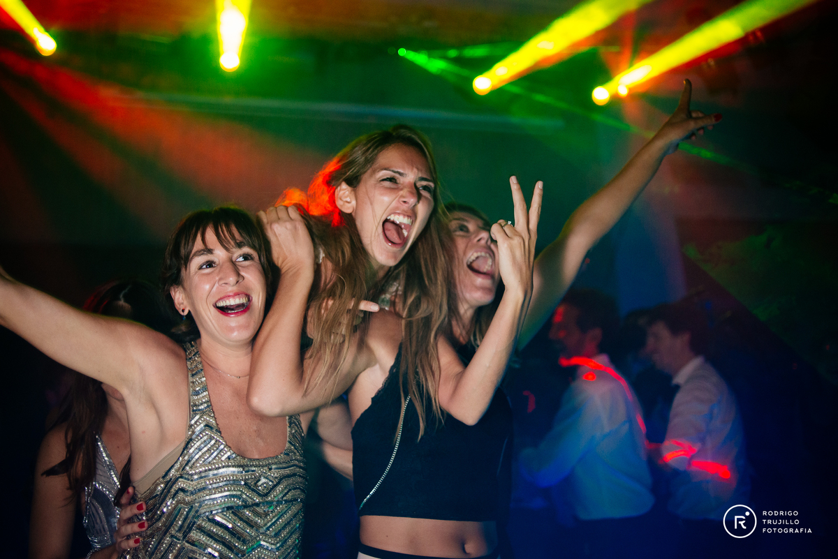 arriba la novia, levantando a la novia, novia volando en el baile de bodas, baile divertido de bodas, casamientos con onda en rosario