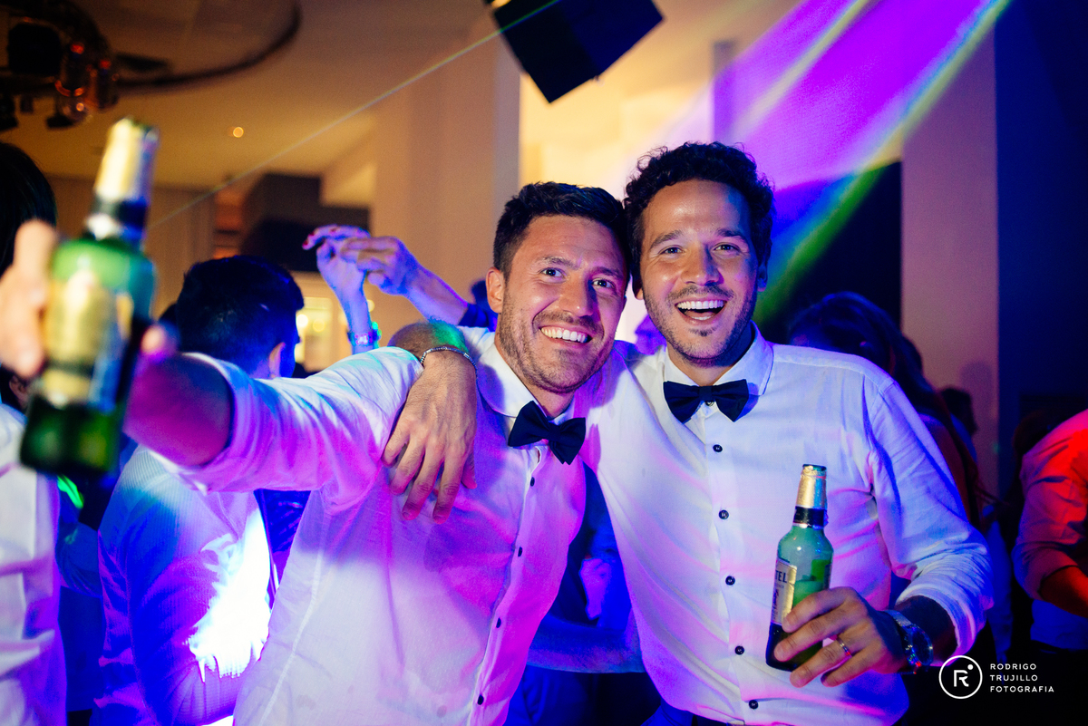 novio con su primo, primo del novio, novio tomando cerveza, salones de fiesta rosario, punta barranca rosario, rodrigo trujillo fotografo