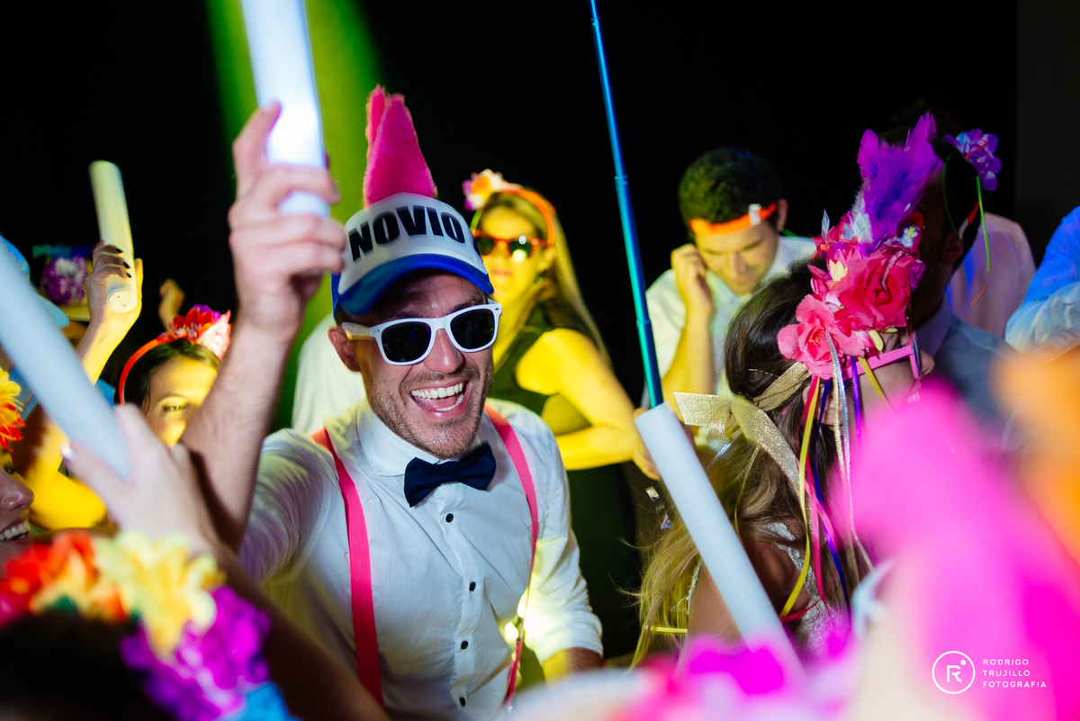 baile con cotillon, baile de casamiento, casamientos en rosario, bodas en punta barranca, fotografo en punta barranca rosario, salones de fiestas frente al rio parana