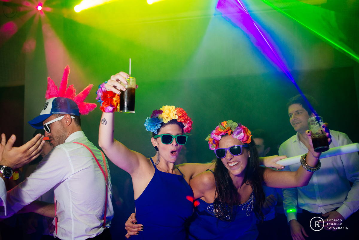 amigas de la novia brindando, amigas bailando, salon punta barranca, salones de rosario frente al rio