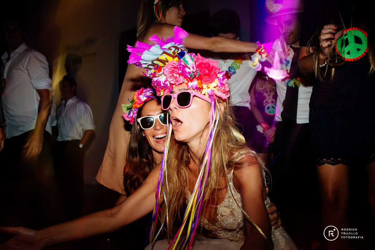 novia con cotillon, cotillon lumino, cotillon divertido, cotillon en punta barranca, salon de de fiestas en rosario, rodrigo trujillo fotografo