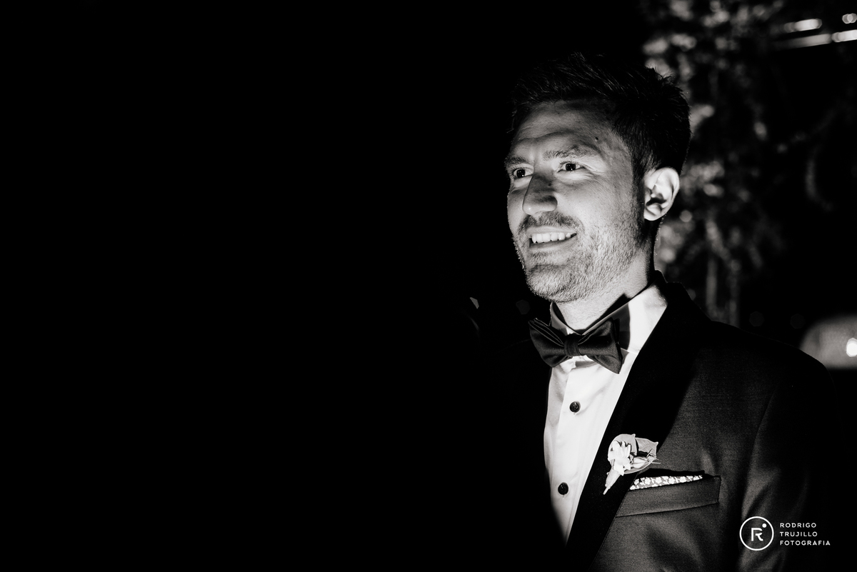 novio esperando a la novia, ceremonia civil en punta barranca, fotografia blanco y negro