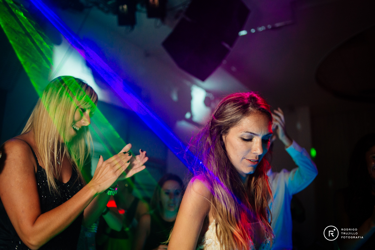 novia con amigas, novia bailando, novia con luces de colores, novia en punta baranca