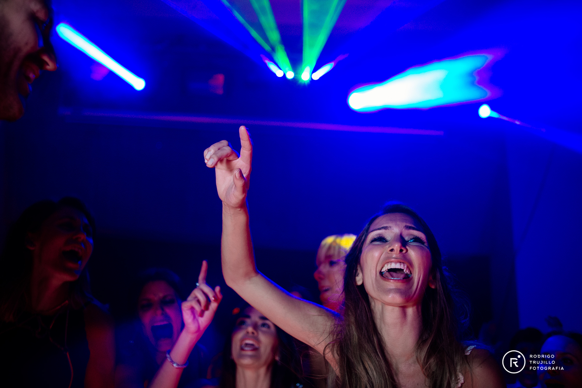 novia en baile punta barranca, novia bailando, salones de fiesta de rosario, salones con onda, fotografo con onda en rosario