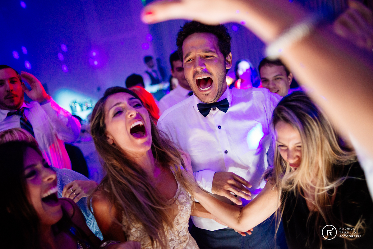 novia con amigos en el baile de la boda, risas en el baile, punta barranca, pablo aliendro