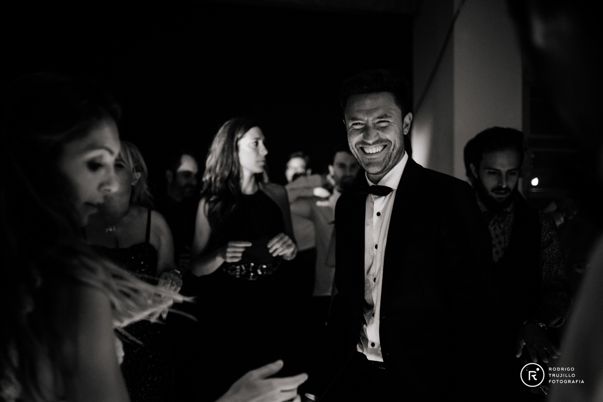 novio bailando, baile del novio, baile de casamiento, pareja de novios bailando, salones de fiestas de rosario, salones frente al rio,