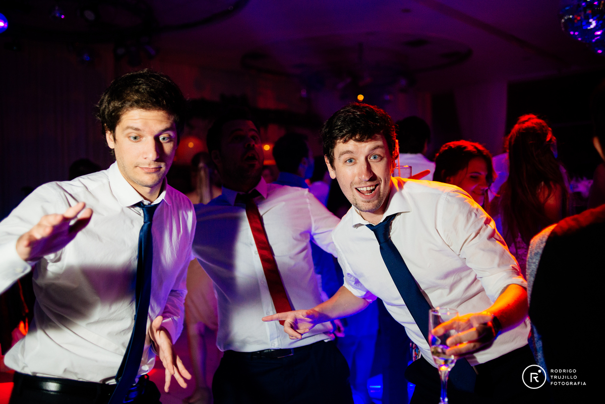 amigos del novio, posando para la fotos, baile de casamiento, baile de bodas, fotografo de bodas en rosario