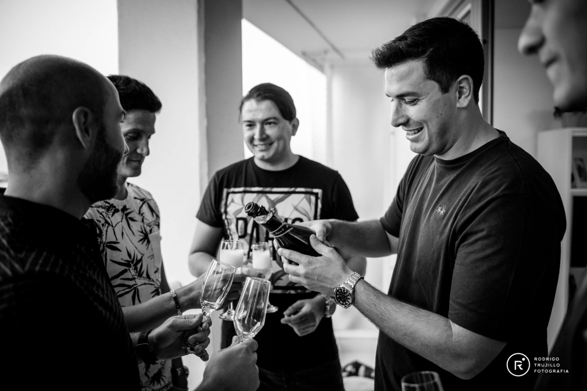 novio y amigos en los preparativos, fotografia blanco y negro, hotel puerto norte rosario, terrazas del parana, novio y amigos brindando
