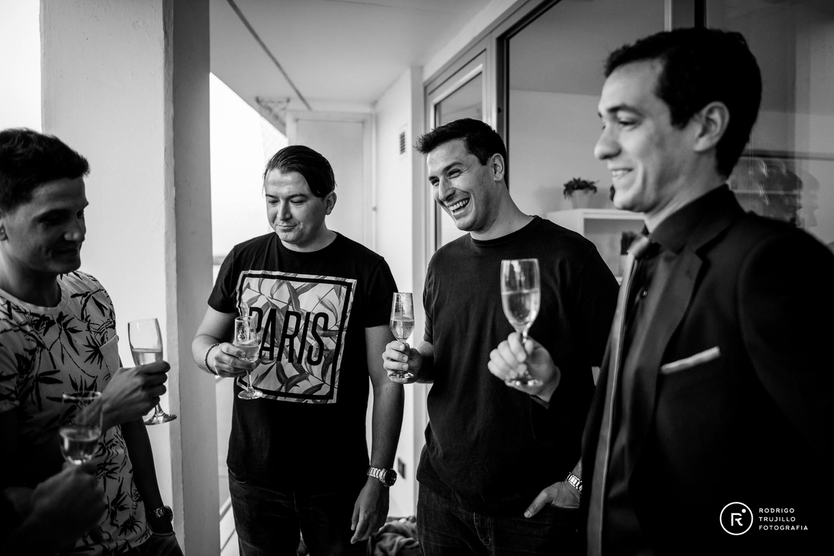 novio y amigos brindando, fotografia blanco y negro, preparativos del novio con amigos