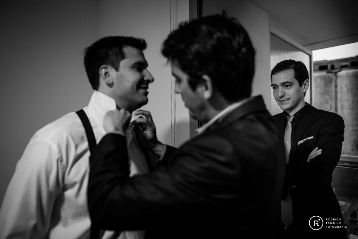 novio cambiandose, moño del novio, fotografia blanco y negro, preparativos del novio, fotografia de casamientos en rosario, fotografo de bodas en rosario