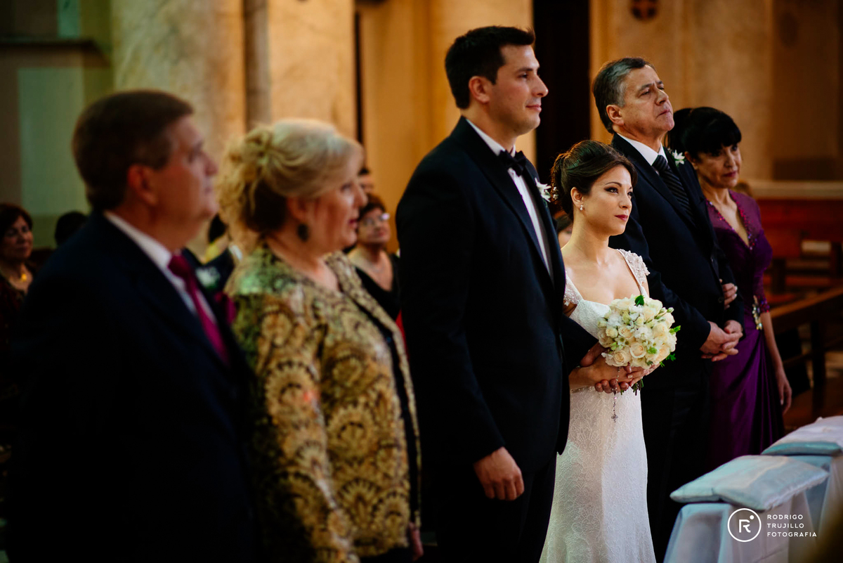 novios en padrinos en el altar, ceremonia religiosa en rosario, iglesia catedral en rosario, rodrigo trujillo fotograo de bodas en rosario, fotografía de casamientos en rosario, fotógrafo de casamientos en rosario, santa fe