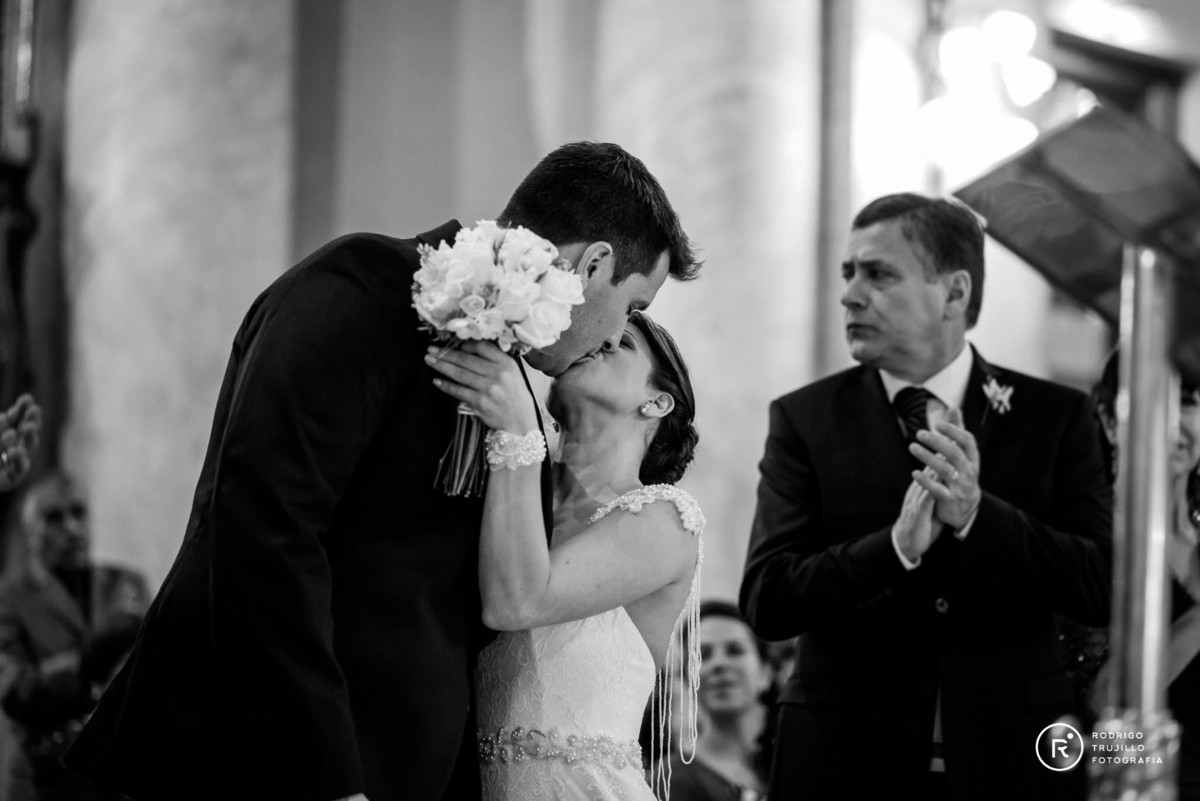 novios besandose, fotografia de parejas, novios en el altar, beso de la novia, ceremonia religiosa en rosario, fotografía blanco y negro