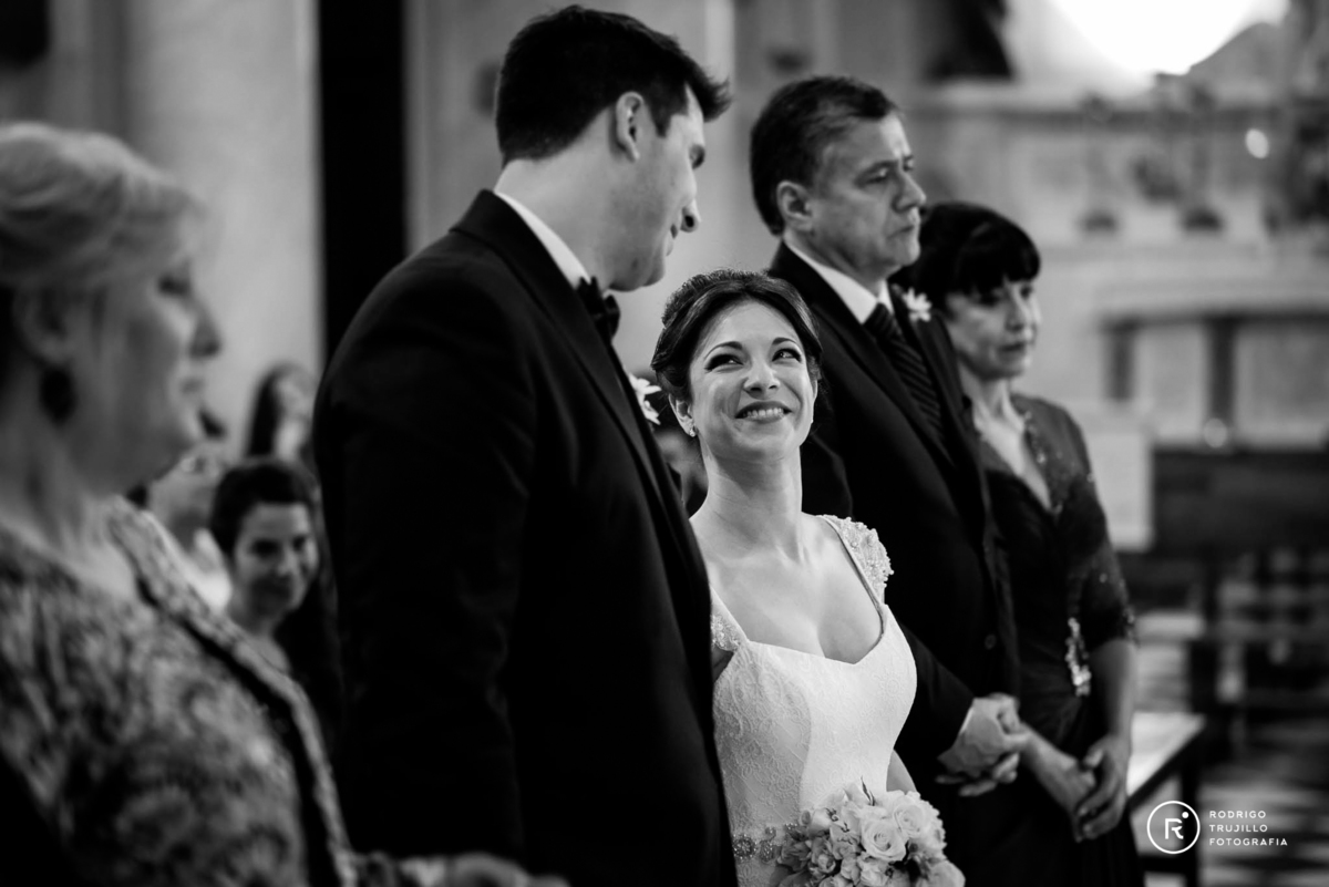 mirada de los novios, miradas cómplices, novios en el altar, fotografía de casamientos en rosario