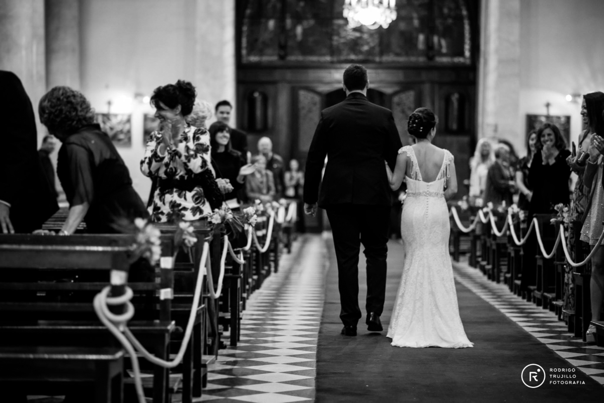 salida de los novios, iglesia catedral de rosario, ceremonia religiosa en rosario, fotografía blanco y negro,