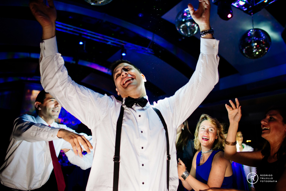 salon de fiestas en rosario, terrazas del parana, fotos de casamientos con luces de colores, fotograia de casamientos en rosario, fotografía de bodas en terrazas del parana, rodrigo trujillo fotógrafo de bodas