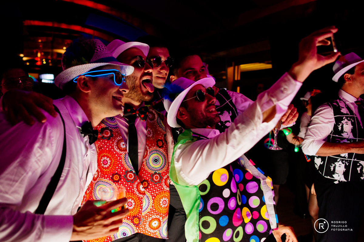 selfie en la boda, amigos del novio sacando una selfie, chalecos de colores, fotografa de casamientos, chalecos de colores en terrazas del parana, cotillon en rosario