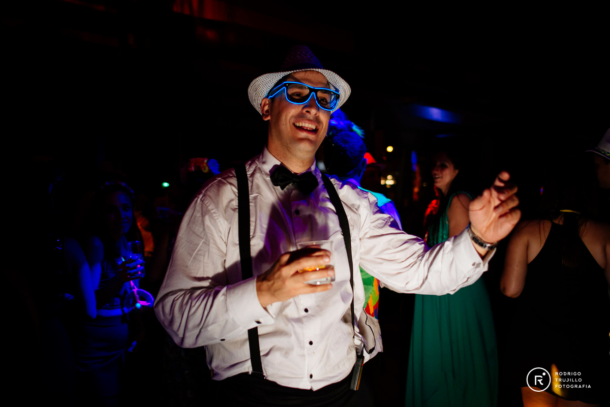 novio con cotillon, bodas con cotillon luminoso, novio con cotillon luminoso en su casamiento