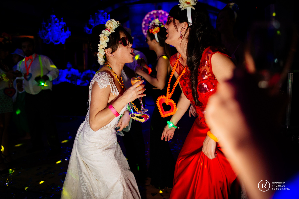 novia con amigas, vestido rojo, novia con copa en la mano, fotograia de casamientos, fotografia de bodas