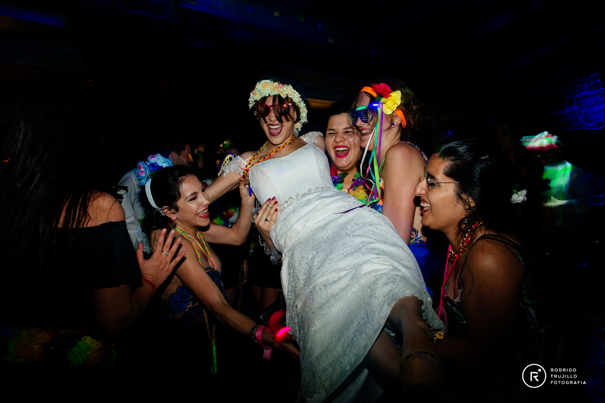 levantando a la novia, novia divertida, novia con amigas, teirando a la novia por el aire, casamientos con onda, vestido de novia, rodrigo trujillo