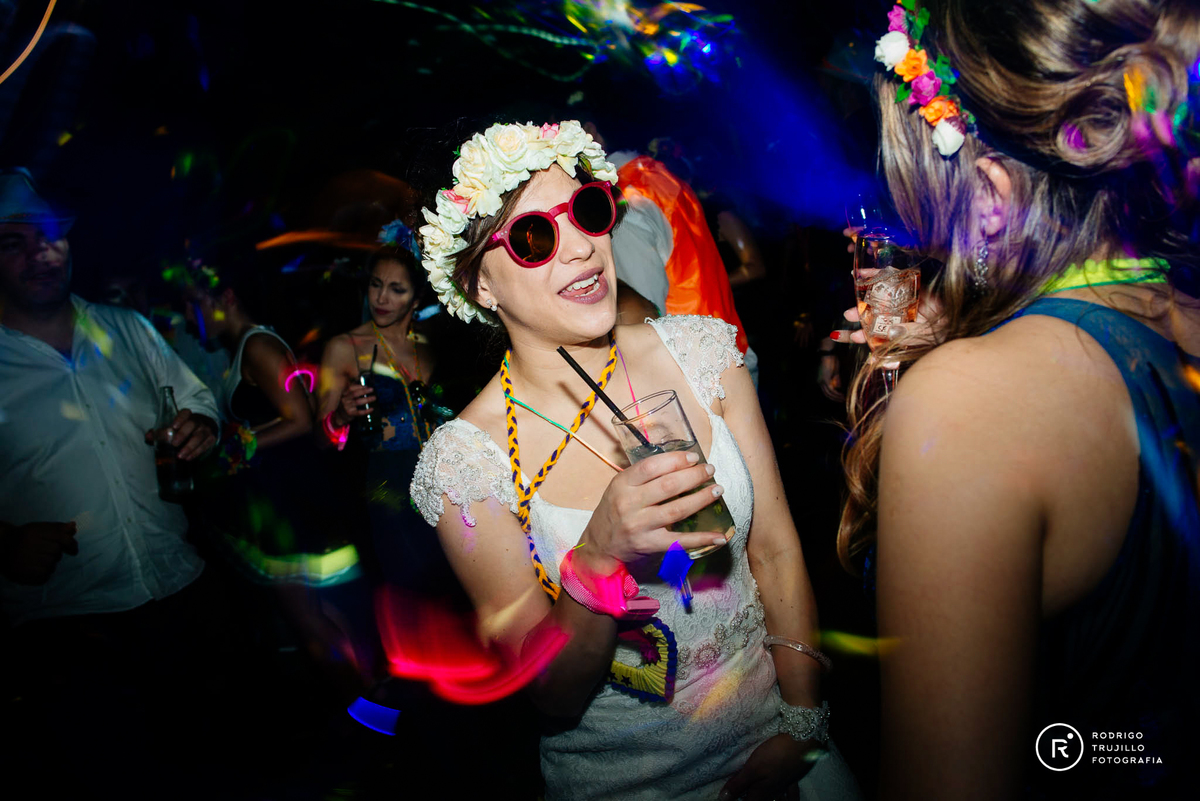 novia con trago en la boda, novia con cotillon en la boda, casamientos con onda, casamientos divertidos en rosario, fotografo con onda, rodrigo trujillo, fotograo de bodas
