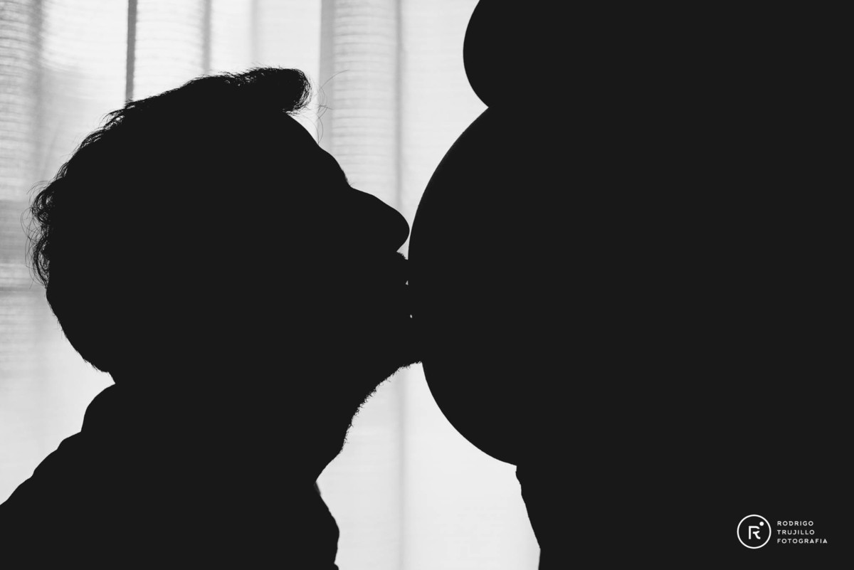 contraluz blanco y negro, beso en la panza de mamá, fotografia de embarazo, sesion de embarazadas, futuras mamá, rodrigo trujillo fotografia