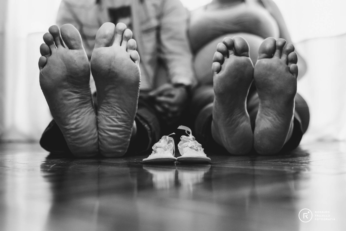 fotografía de los pies de los papás de amelia y sus escarpines, fotografia en blanco y negro, sesion de futura mamá, sesion de embarazadas