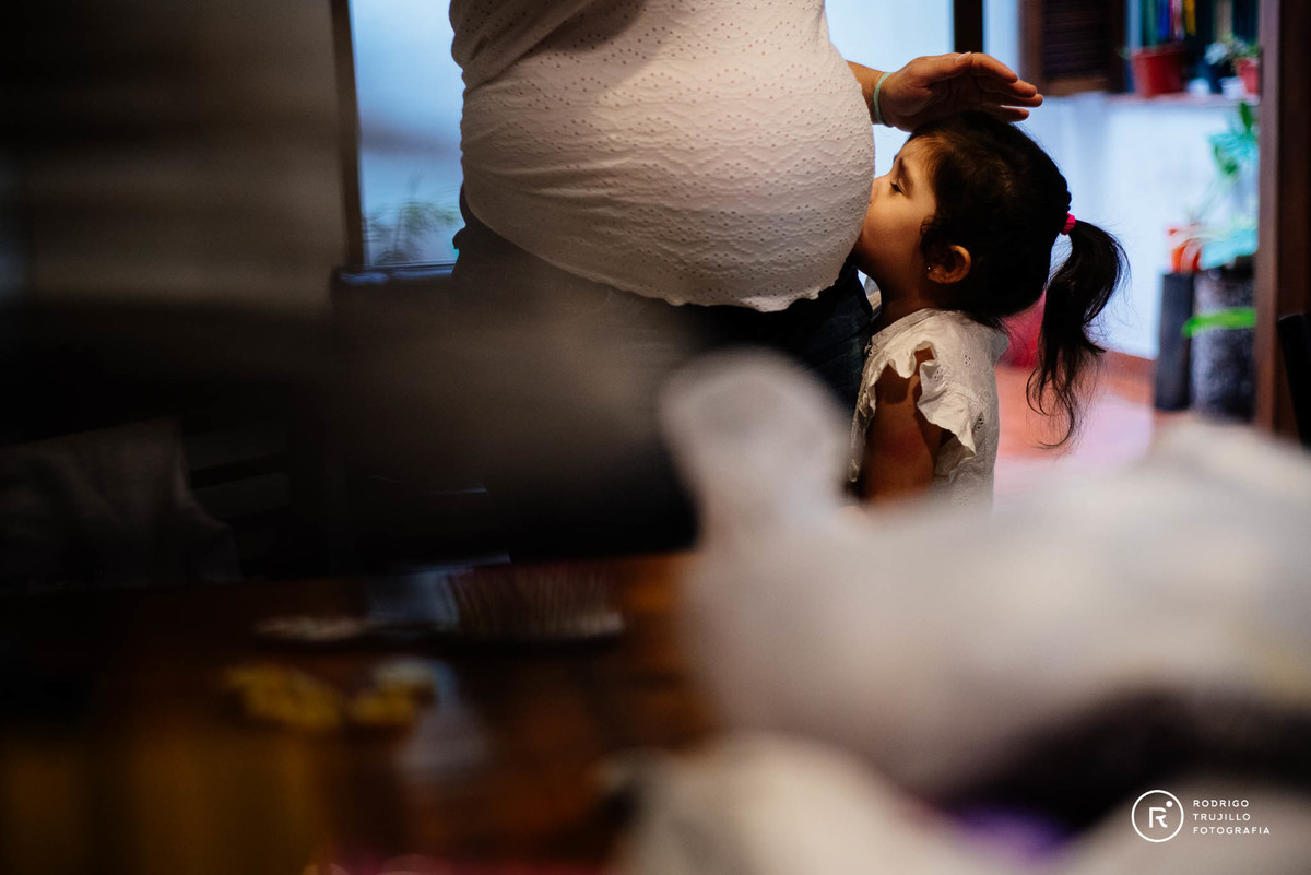 sesion de martenidad en rosario, fotografia de maternidad, niña besando la panza de mamá,trujillorodrigo.com, rodrigo trujillo