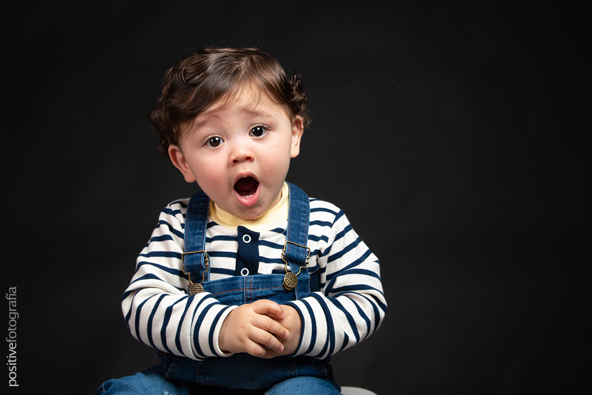 Niño de 1 año bostezando