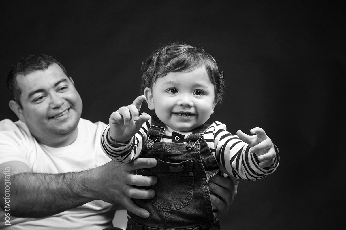 Padre sosteniendo a su hijo de un año