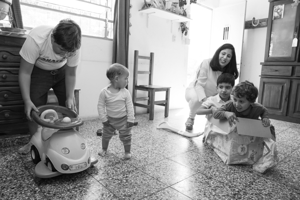Niños jugando con cajas y autitos