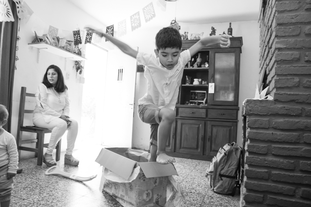 Niño saltando desde una caja