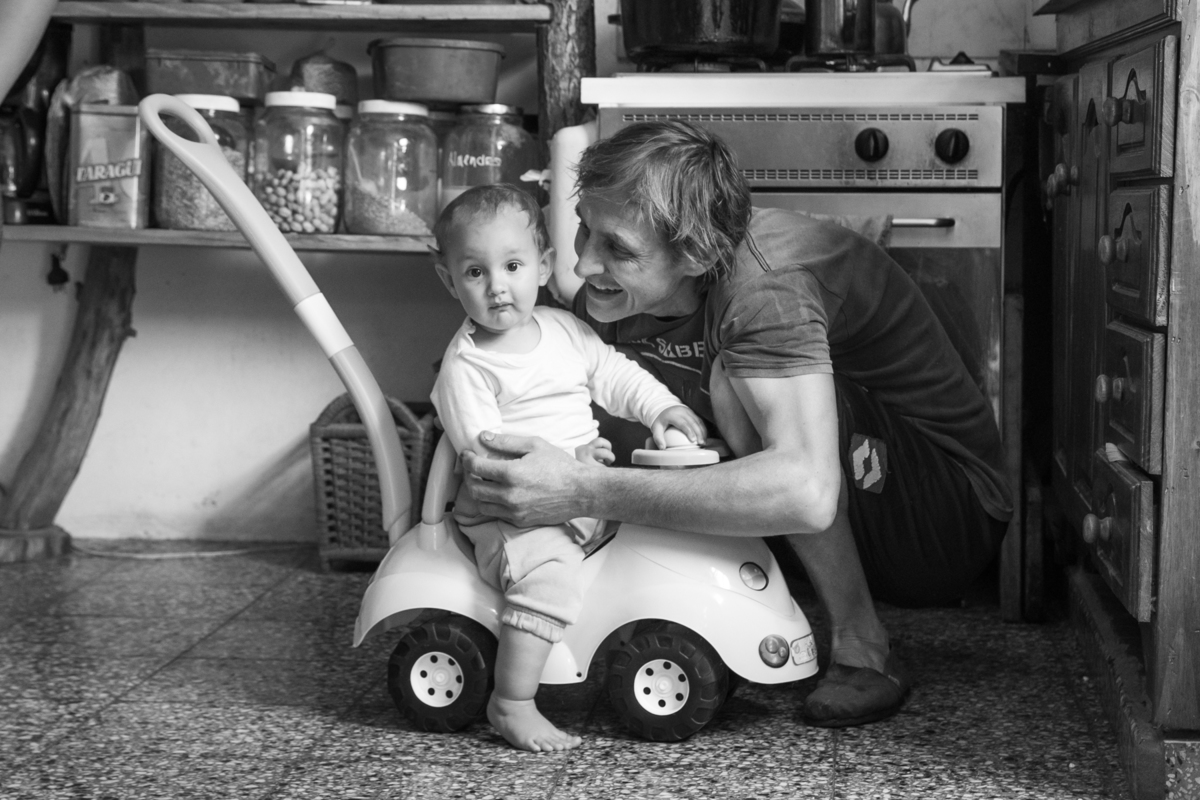 Padre besa a su pequeña hija