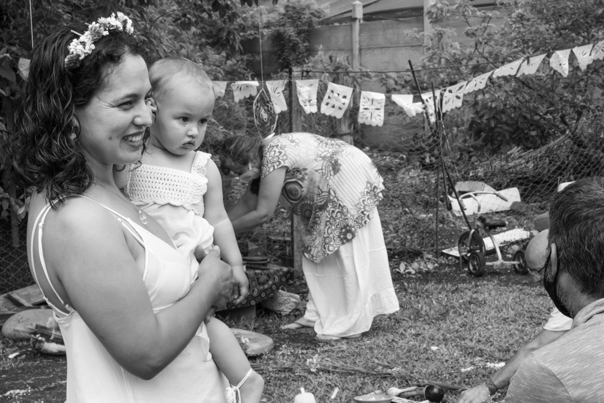 madre con bebe durante bautismo chamanico