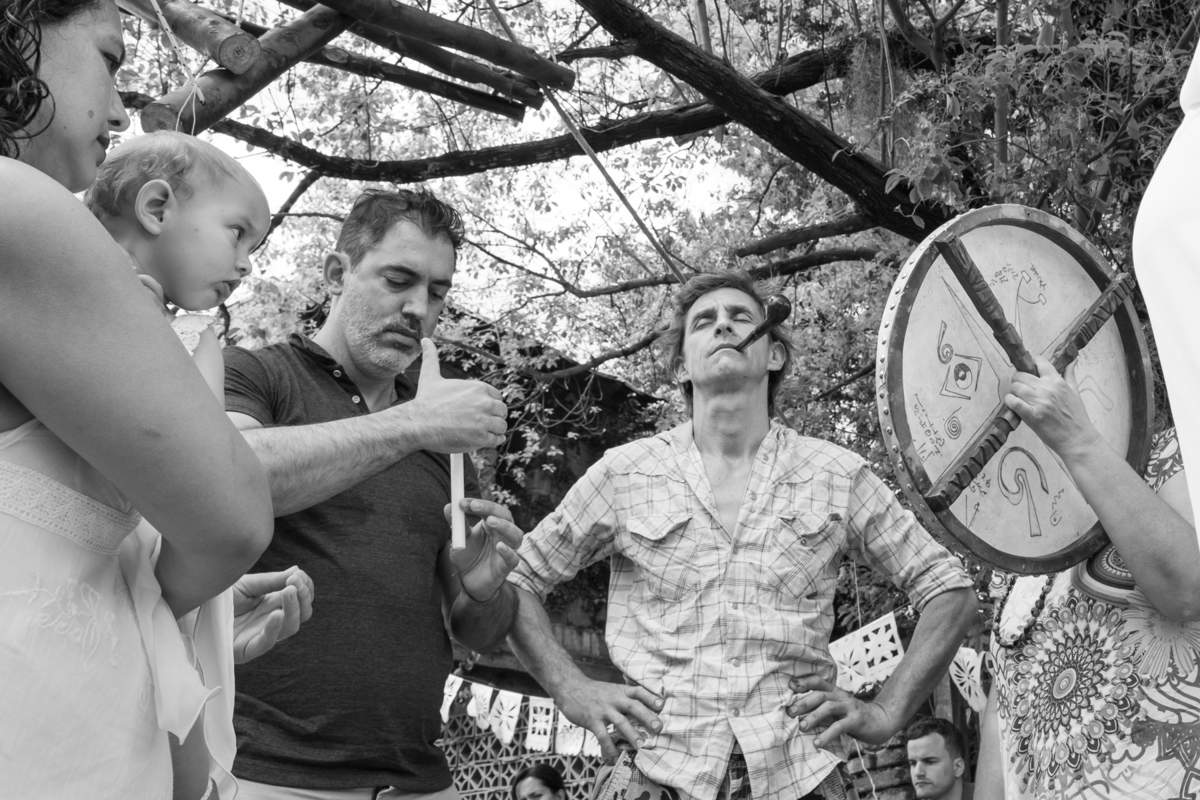 padres y padrinos durante bautismo chamanico