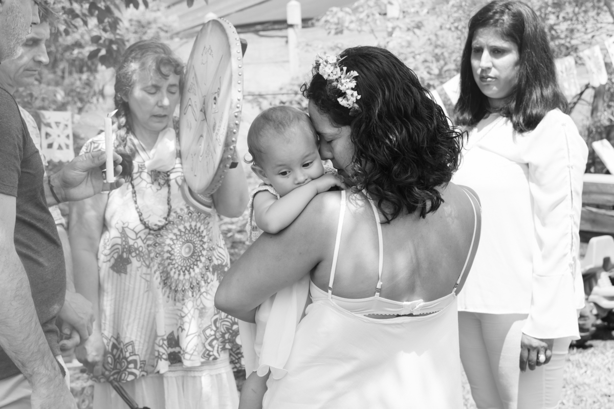 madre con su bebe en bautizo chamanico