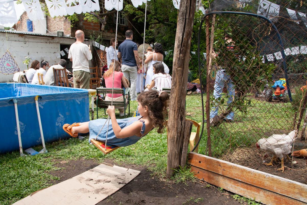 niña en hamaca en bautismo chamanico