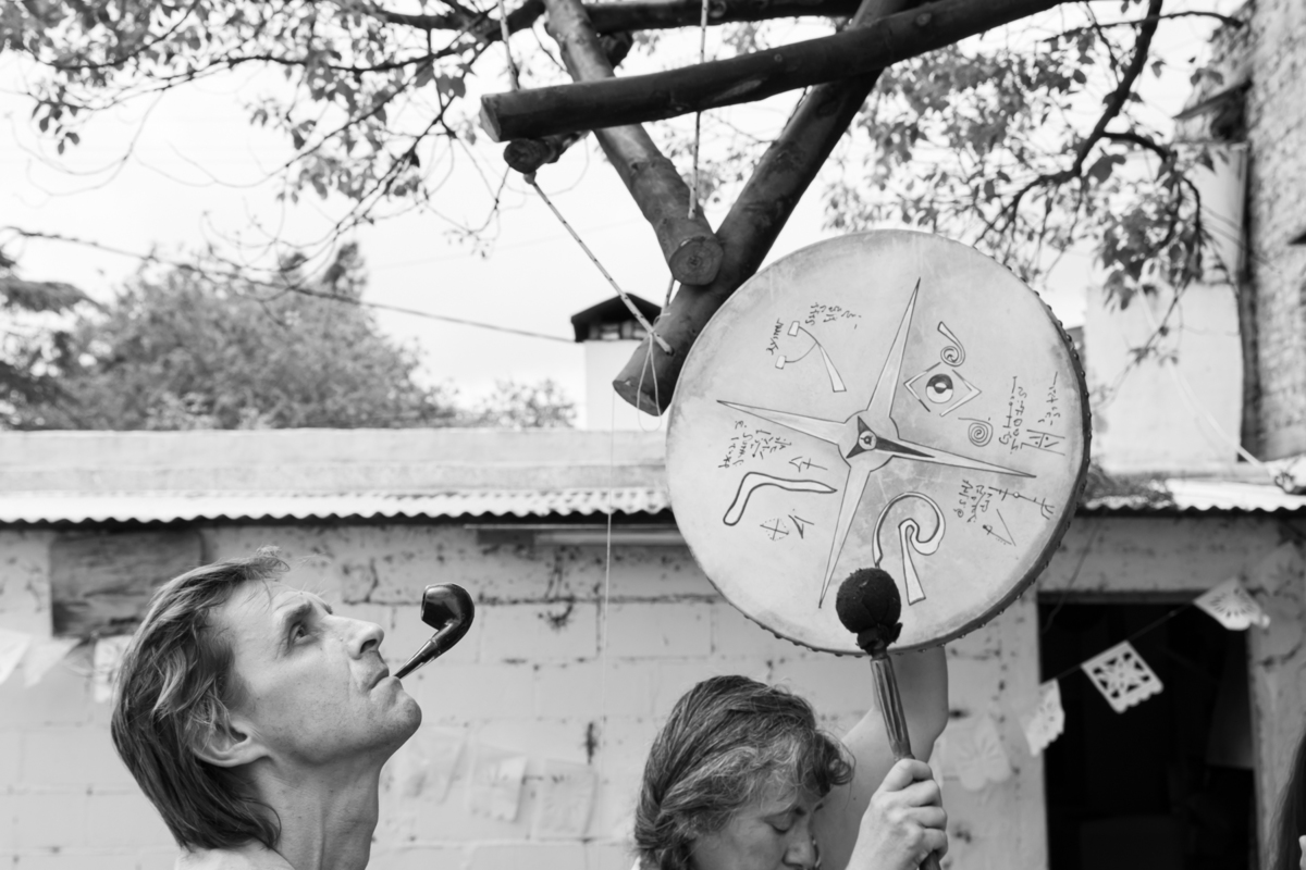 hombre con pipa bautismo chamanico