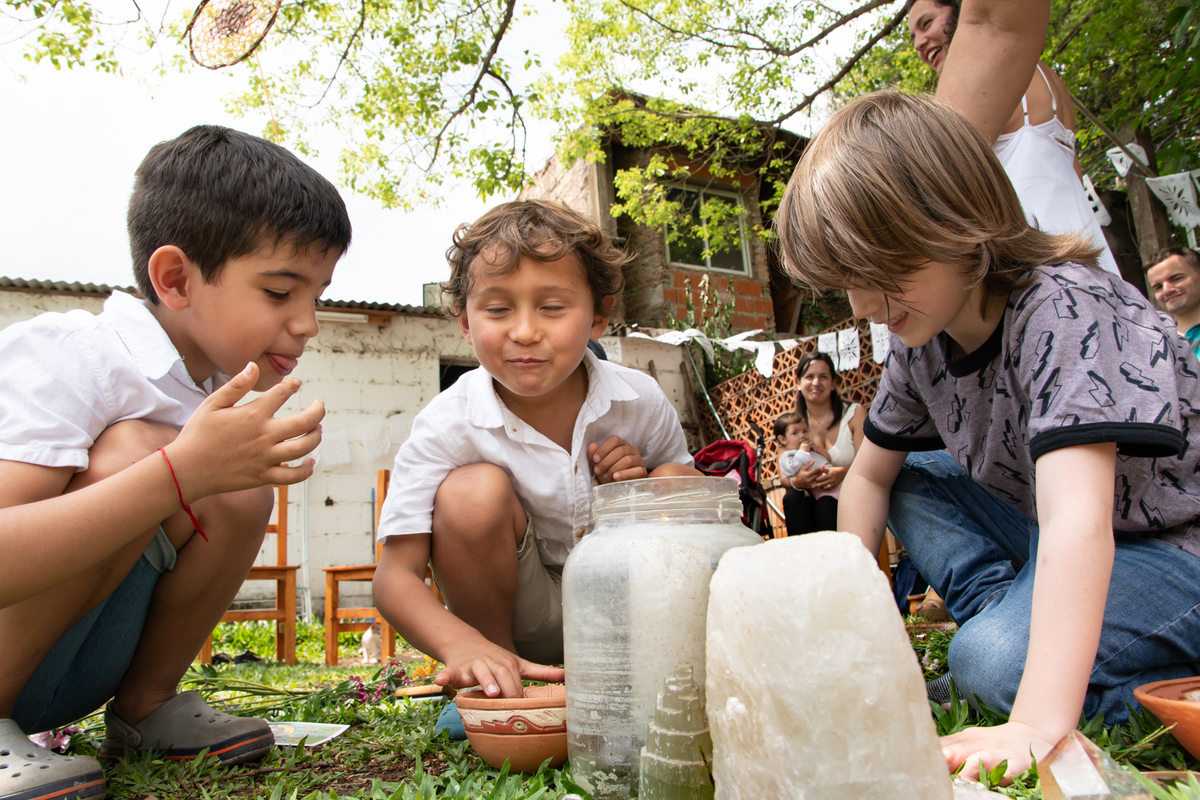 niños comen miel luego de bautismo chamanico