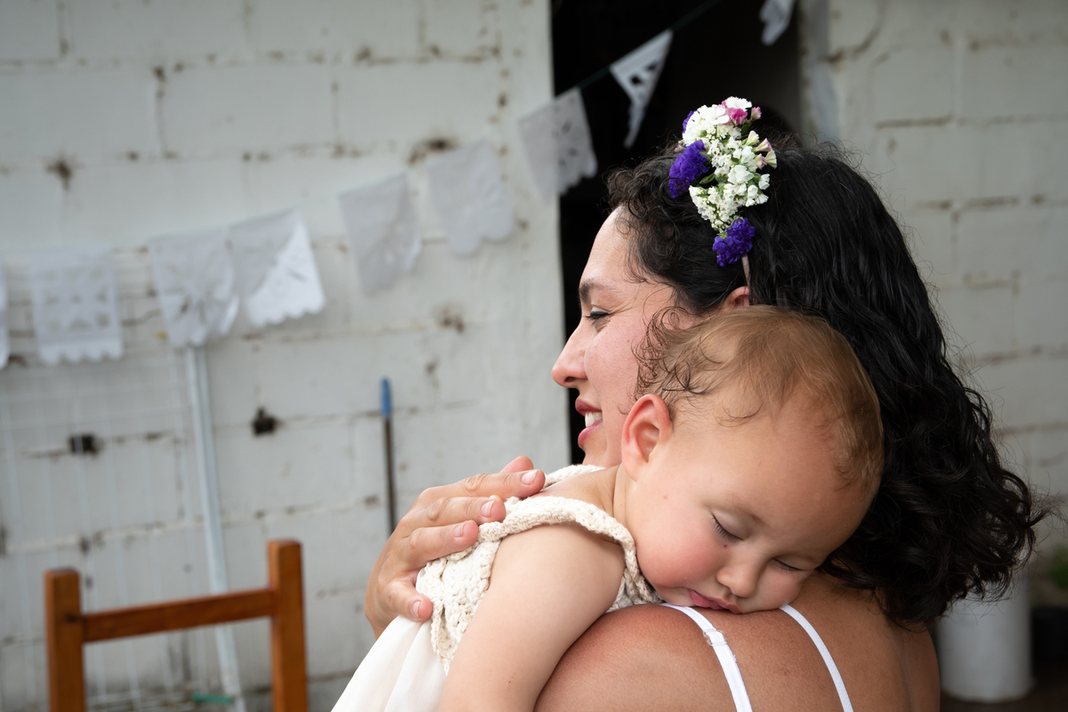 madre con bebe que duerme
