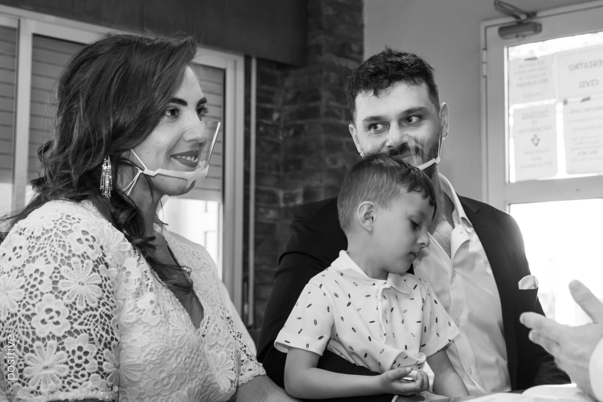 el novio mira a la novia durante su casamiento por civil en Roldan