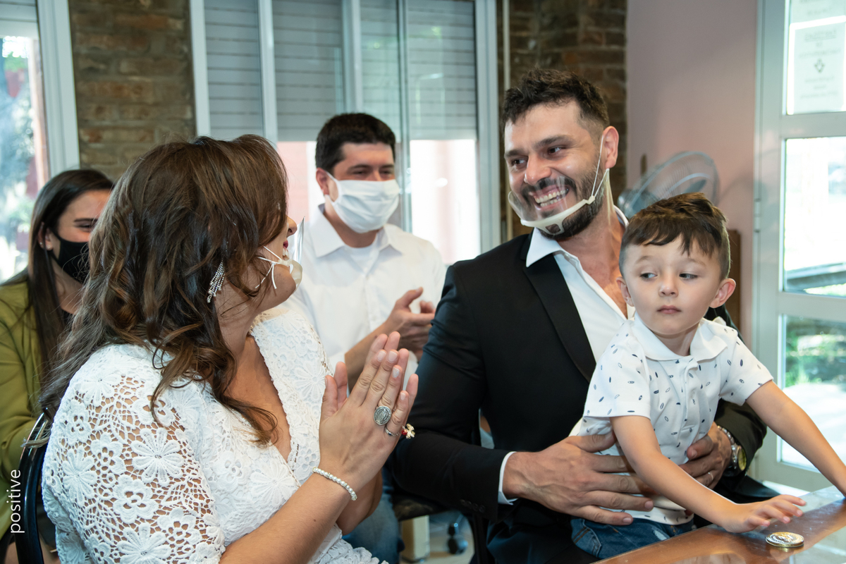 novios sonrientes en su boda civil en Roldan Santa Fe Argentina