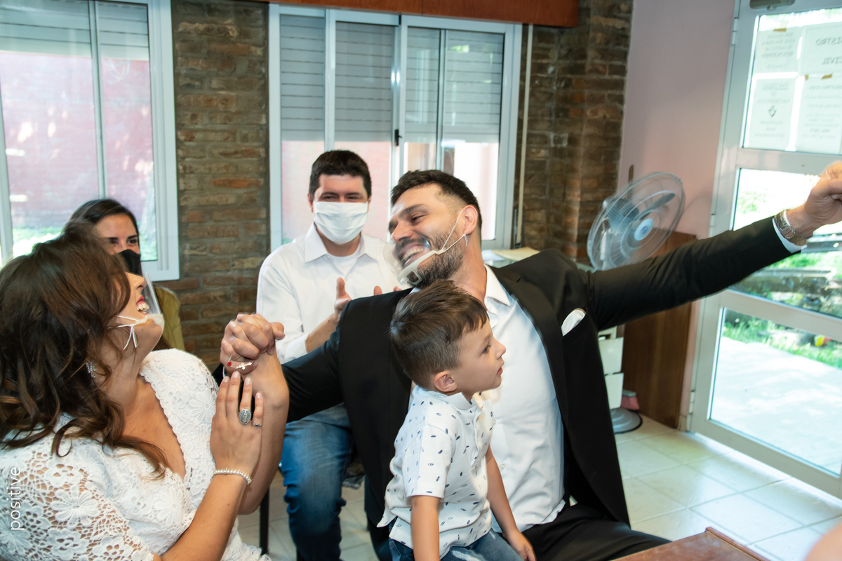 Novio que festeja su casamiento civil en Roldan - Positive Fotografia