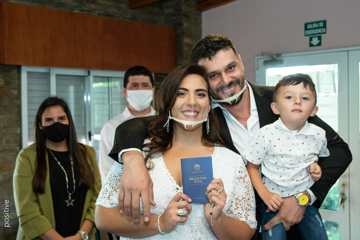 Novios con su libreta de matrimonio en el civil de Roldan Argentina - Positive fotografia