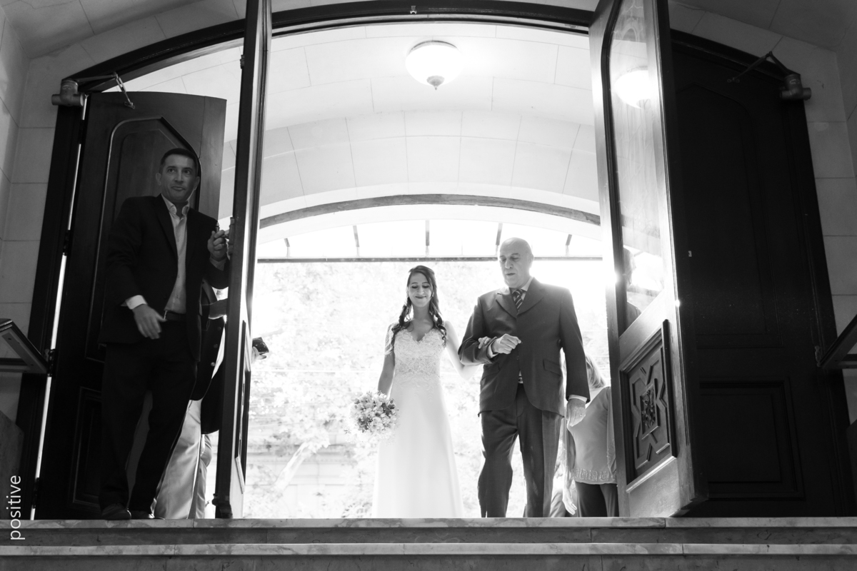 La novia y su padre ingresan a la Parroquia Nuestra Señora de Lourdes, en Rosario. Imagen en blanco y negro