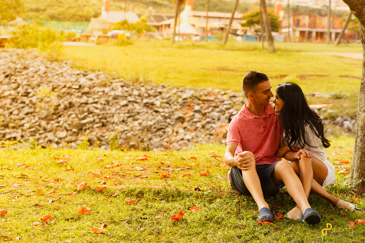 Casal ao lado do outro