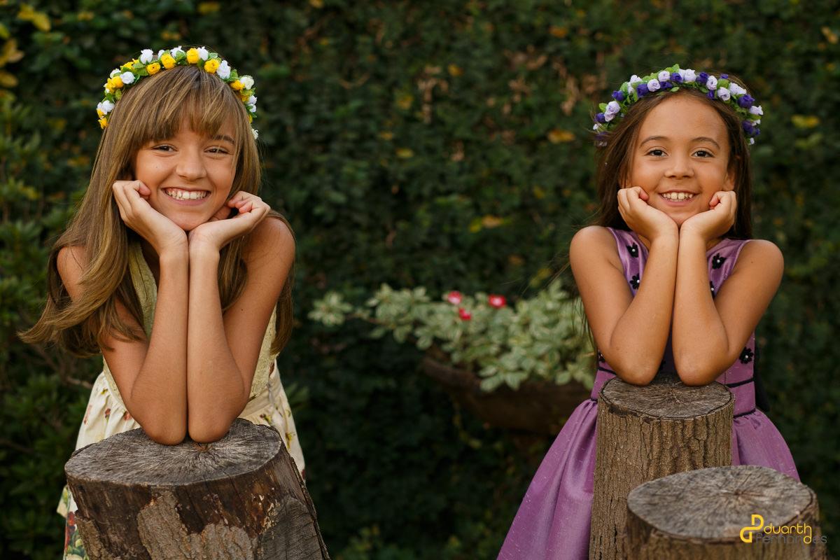 Irmas com mao no queixo