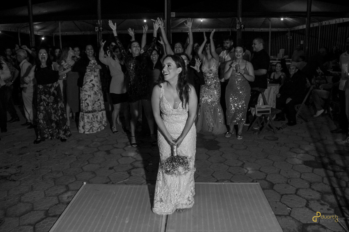 Foto da noiva jogando o buque