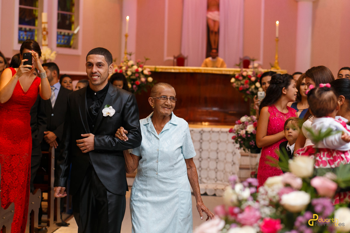 noivo indo buscar a noiva