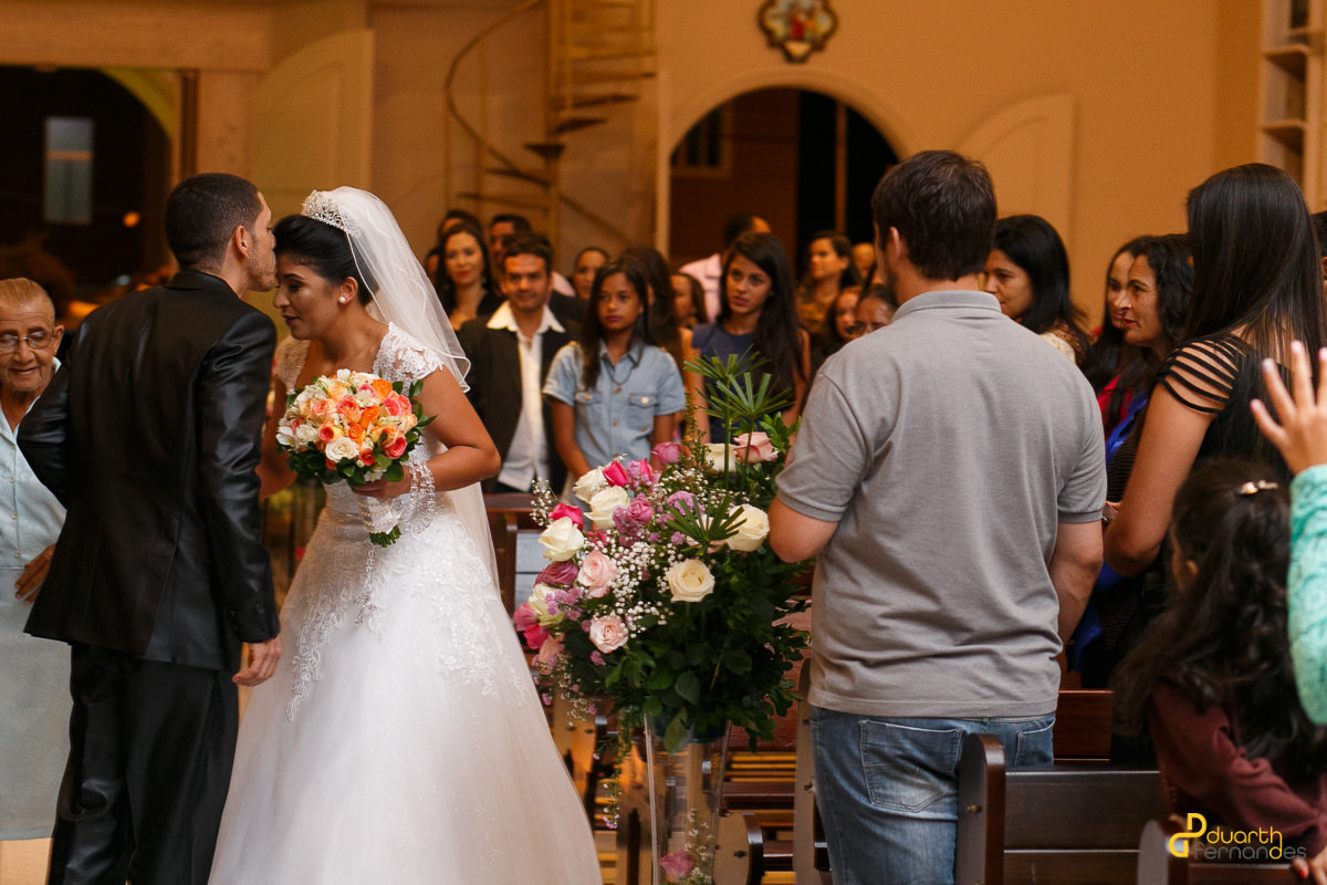 beijo na testa da noiva