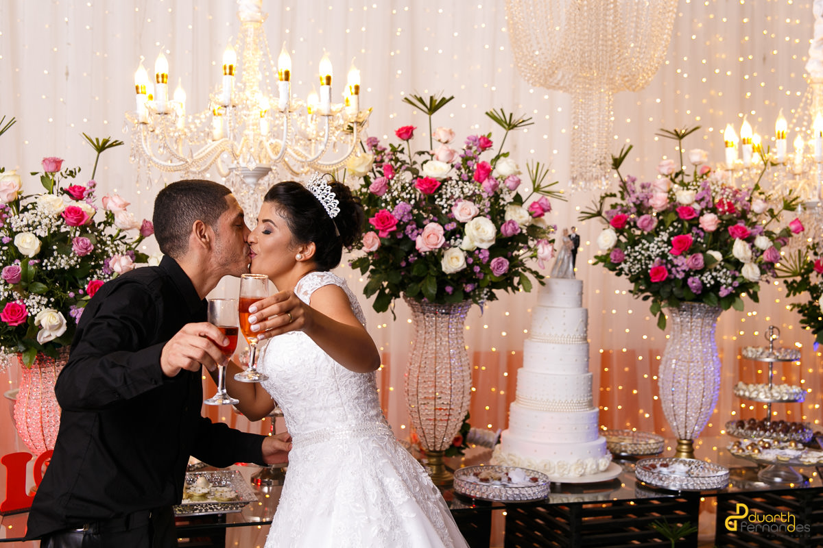 noivos brindando